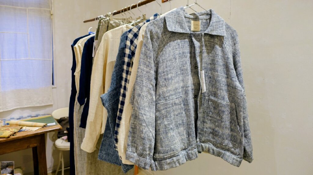 シンプルなデザインながらも、細部にわたってこだわりが詰まっているsiimeeのジャケット