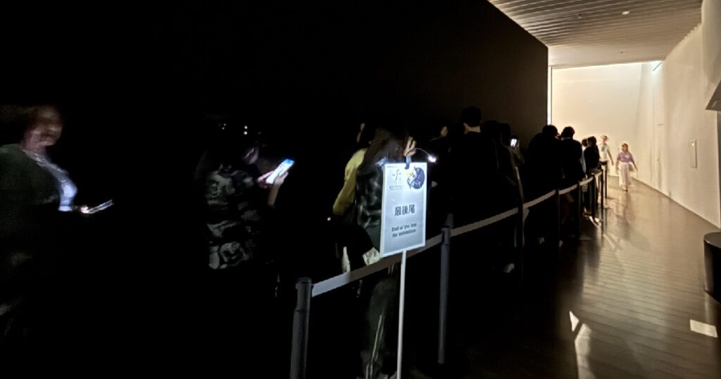 19時20分頃の特設展示の行列