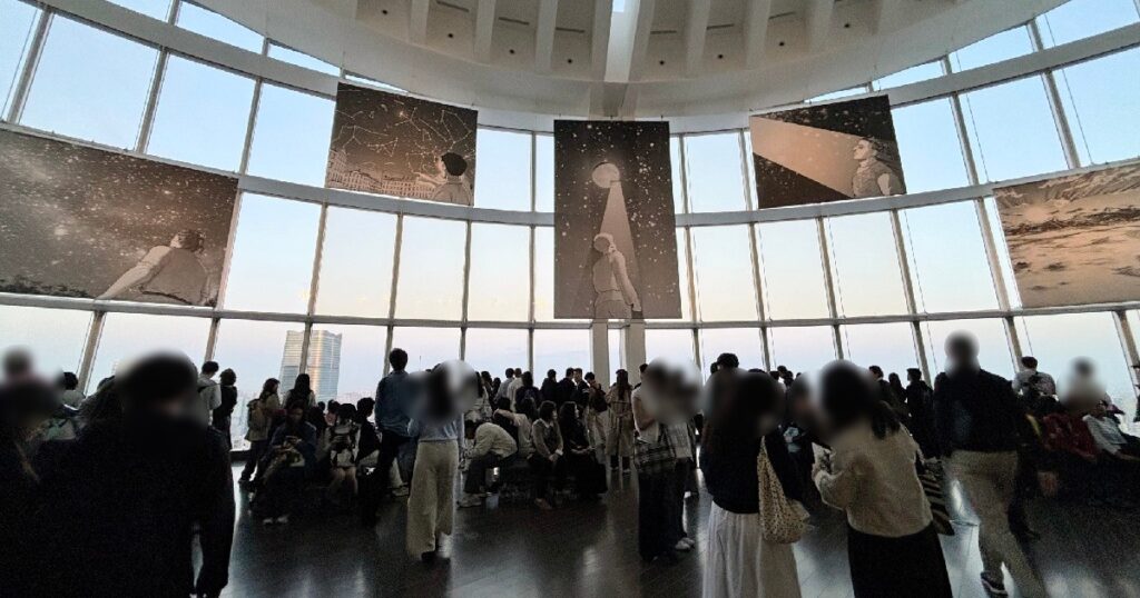 18時15分頃の会場内の混雑している様子