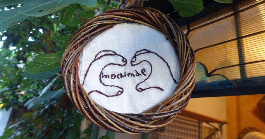 店主お手製　あたたかみのある刺繍看板