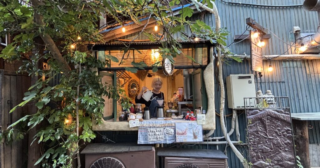 ハンドドリップでコーヒーを淹れるモチマエさん