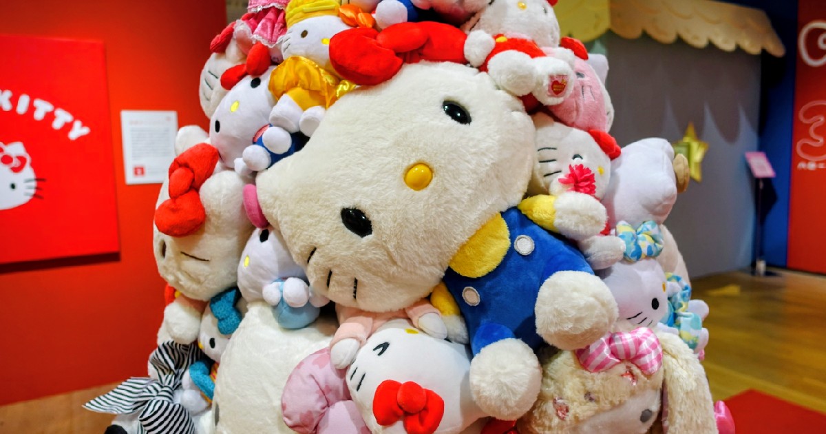 多くのキティぬいぐるみ