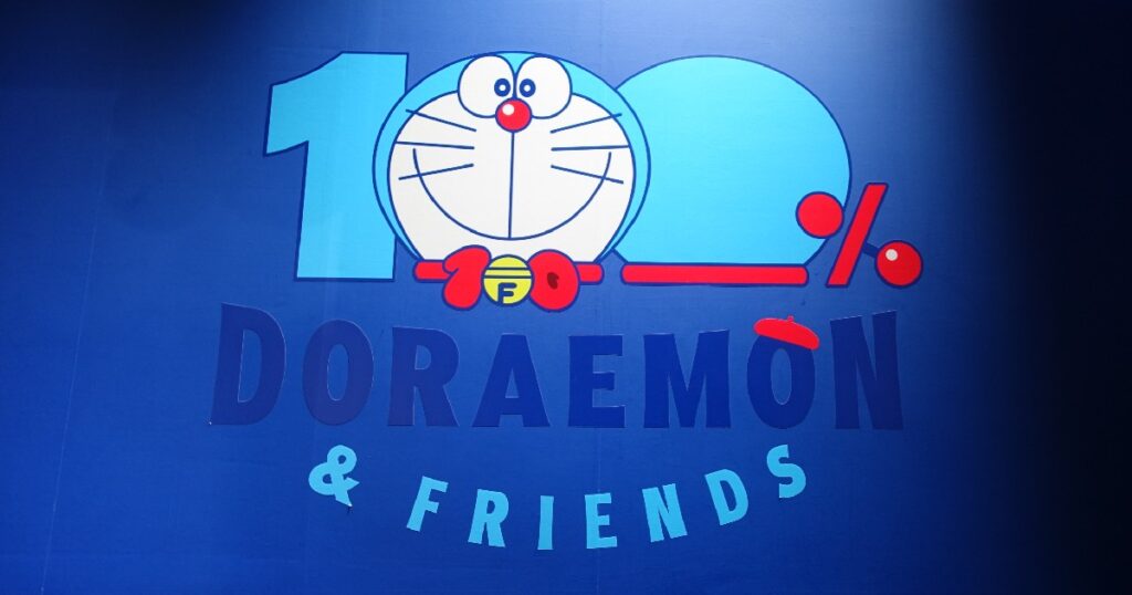 100%ドラえもん展のロゴ