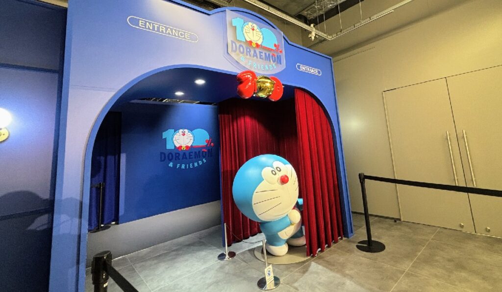 入口で『ドラえもん』がお出迎えしている様子