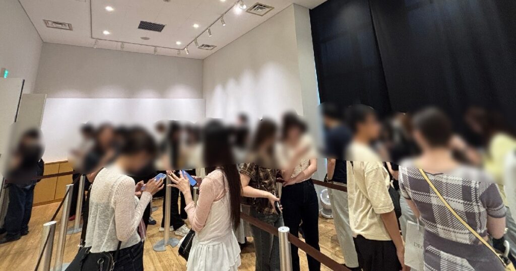 会場へ入場待ちの行列