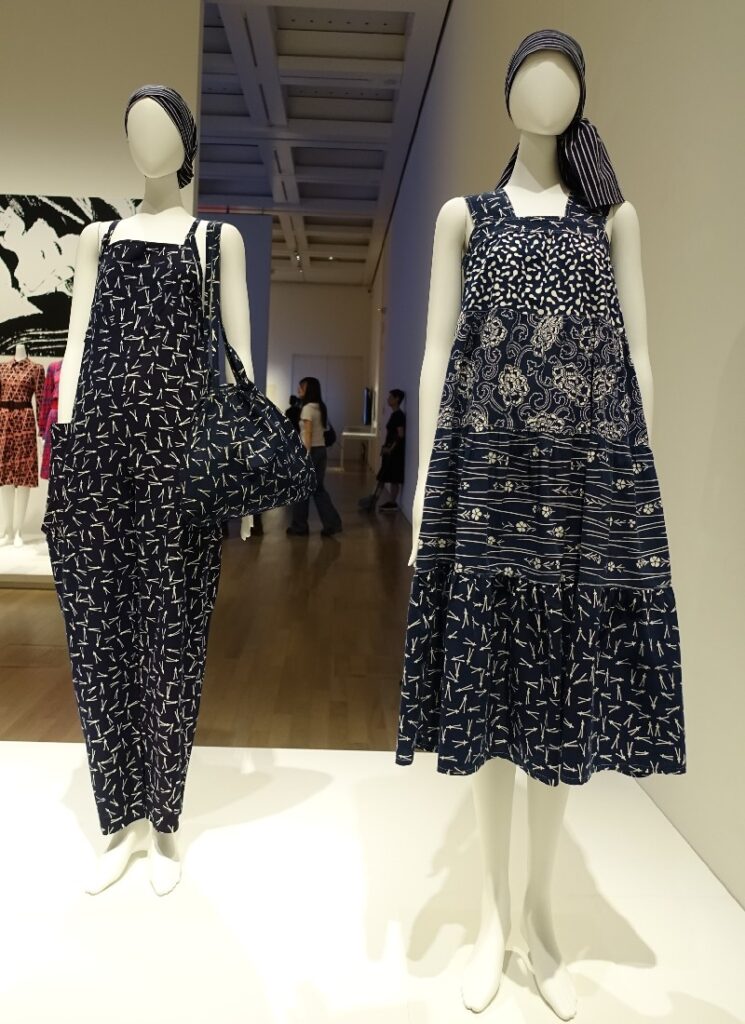 藍の服装