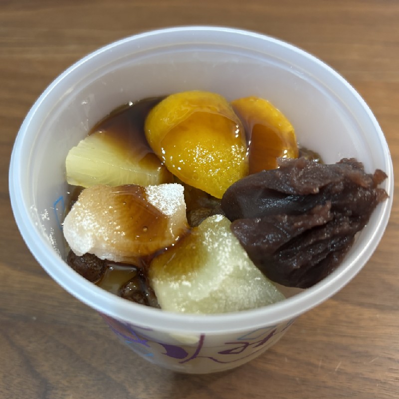 黒蜜をかけたあんみつ