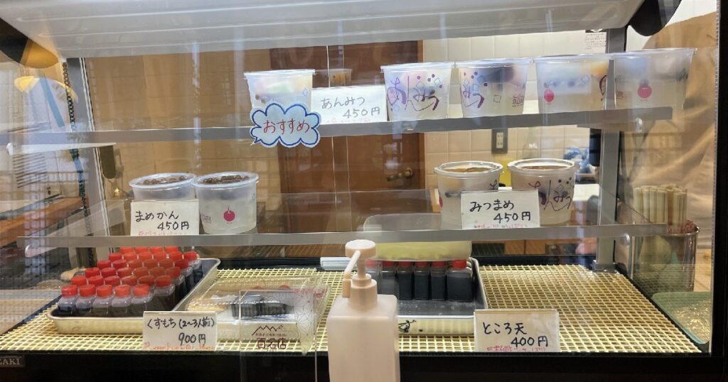 テイクアウト用の品々が並ぶ様子