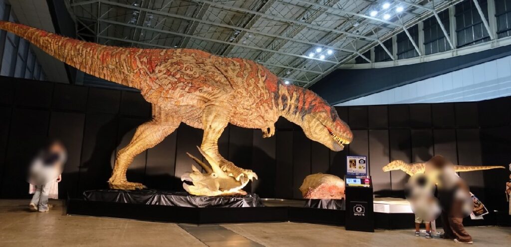 来場者た『ティラノサウルス親子』。大きさを比べると、その巨大さが一目瞭然！