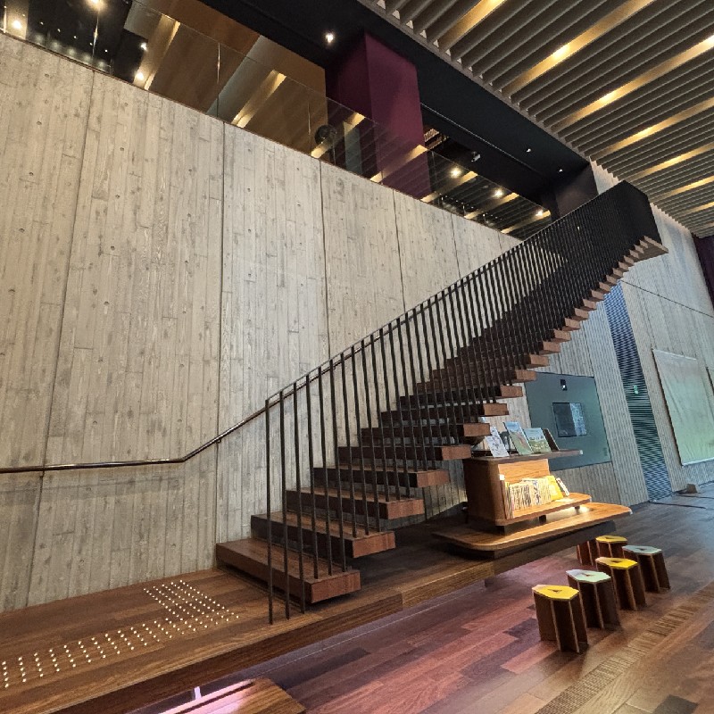 ２階の展示室へ続く階段