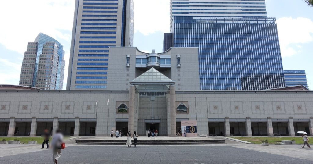 マークイズを出て目の前の『横浜美術館』の外観