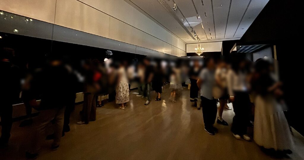 金曜日、15時15分頃の会場の様子
けっこう混雑している