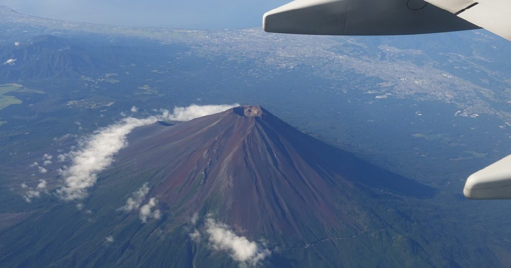 飛行機から見えた富士山の火口