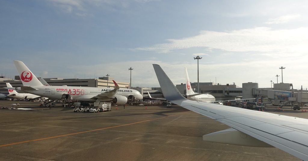 良い天気にJAL機が並ぶ様子