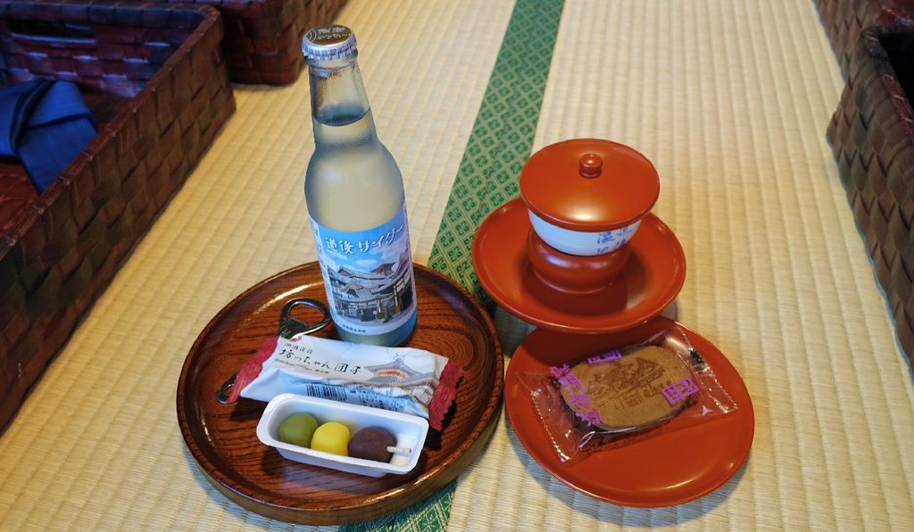 お茶、お茶菓子、『道後サイダー350円』と『坊ちゃん団子120円』
