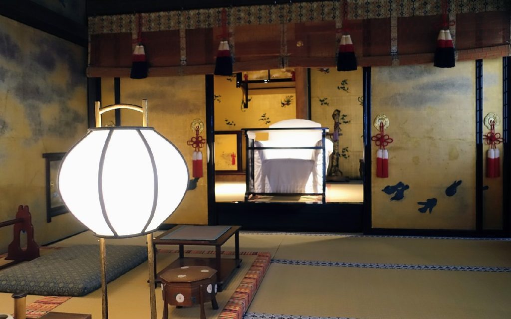 『御居間(手前)』と、天皇のみが使用できる『玉座の間(奥)』