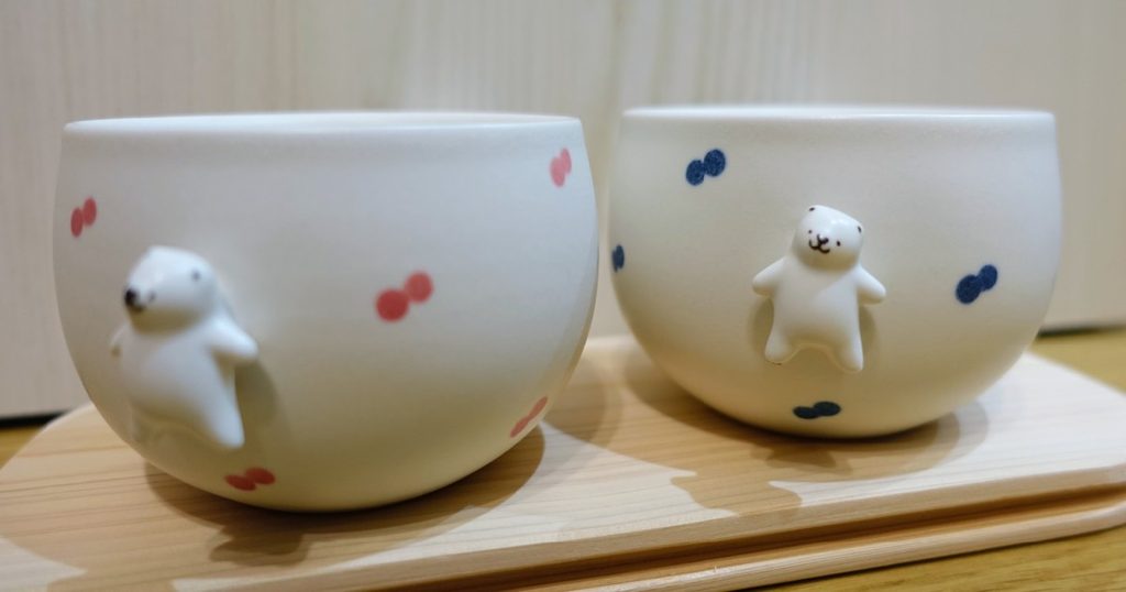 制作過程を見た！『シロクマのピース』が付いている可愛らしいマグカップ
園内のふれあい売店限定販売