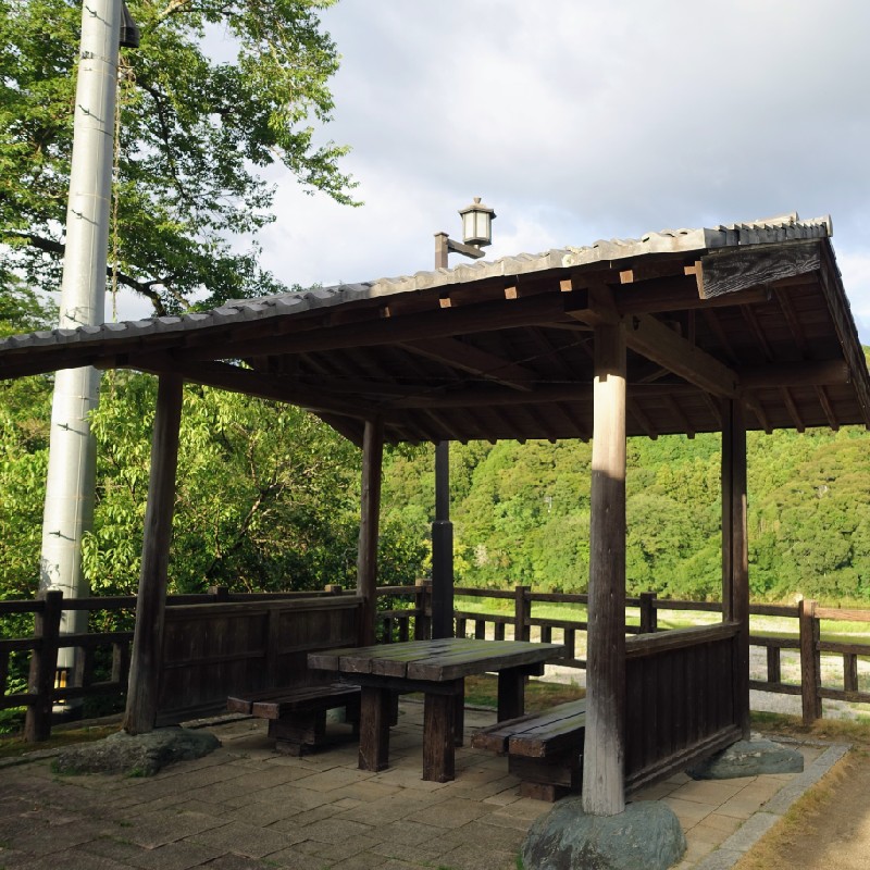臥龍山荘横のあずま屋