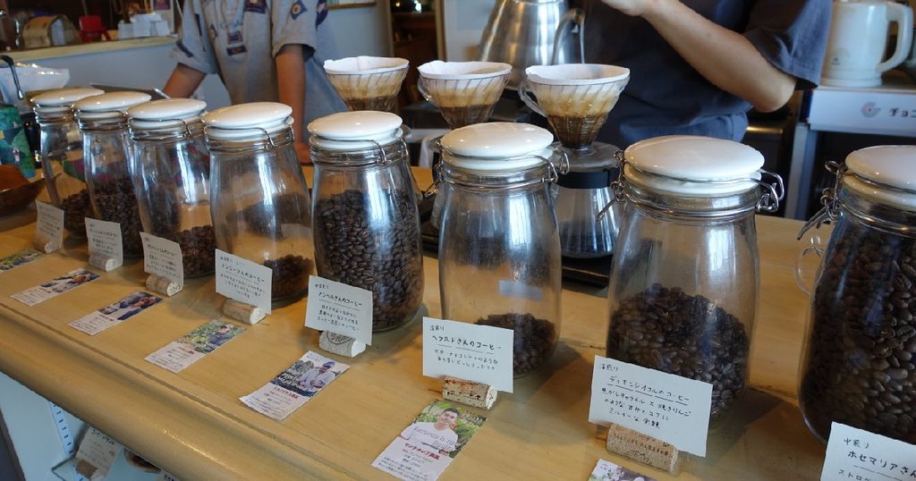 ホンジュラス直送の自家焙煎コーヒー豆が並ぶ