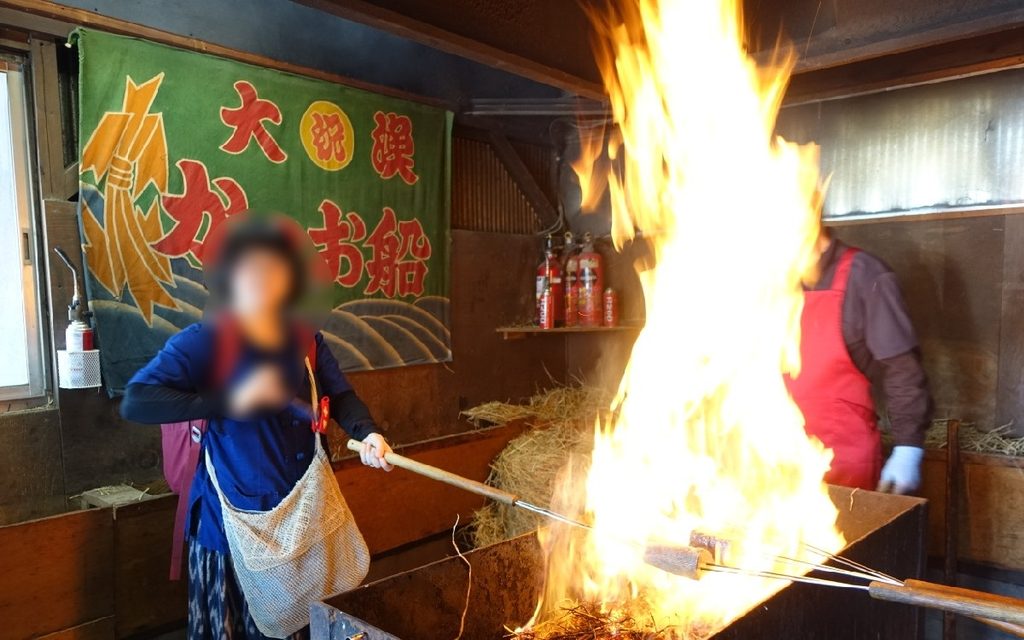 藁焼きタタキ体験中