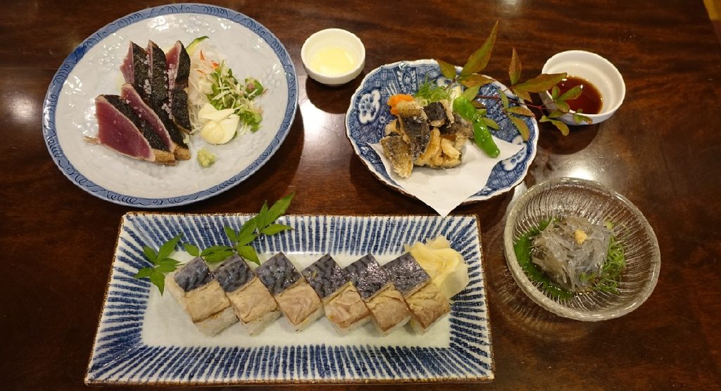 『焼サバ寿司』や『ウツボの唐揚げ』、『塩たたき』、『ドロメ』