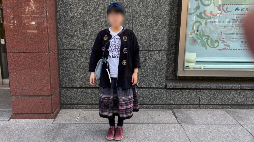 スカートとTシャツはモン族、上着はレンテン族