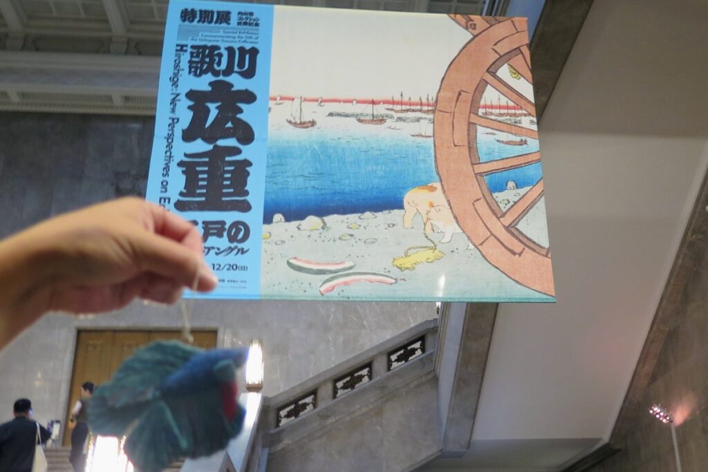 本館A室の『歌川広重展』前
べたきちぬいぐるみデビュー！