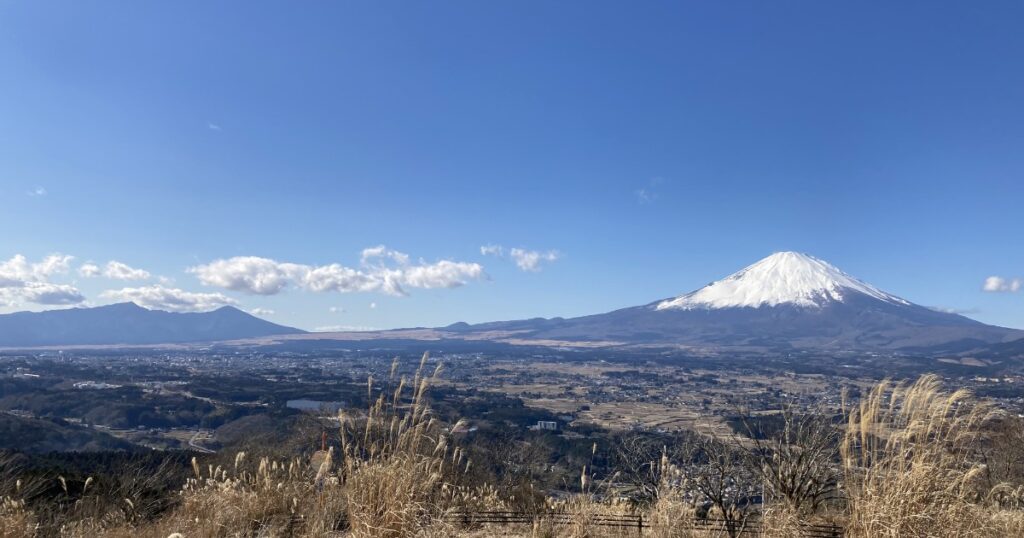 左側に『愛鷹山』、右側に『富士山』