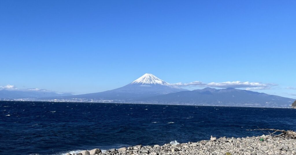 富士山の右手前に連なる『愛鷹山』
戸田から　2024年1月撮影