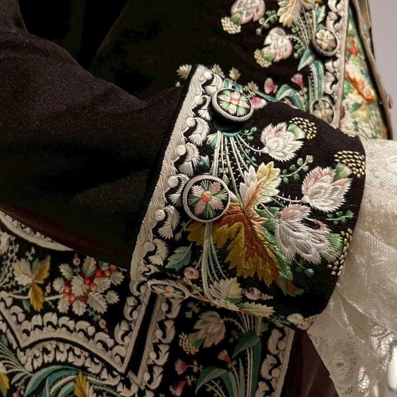 これぞ職人技!細やかな袖口の刺繍